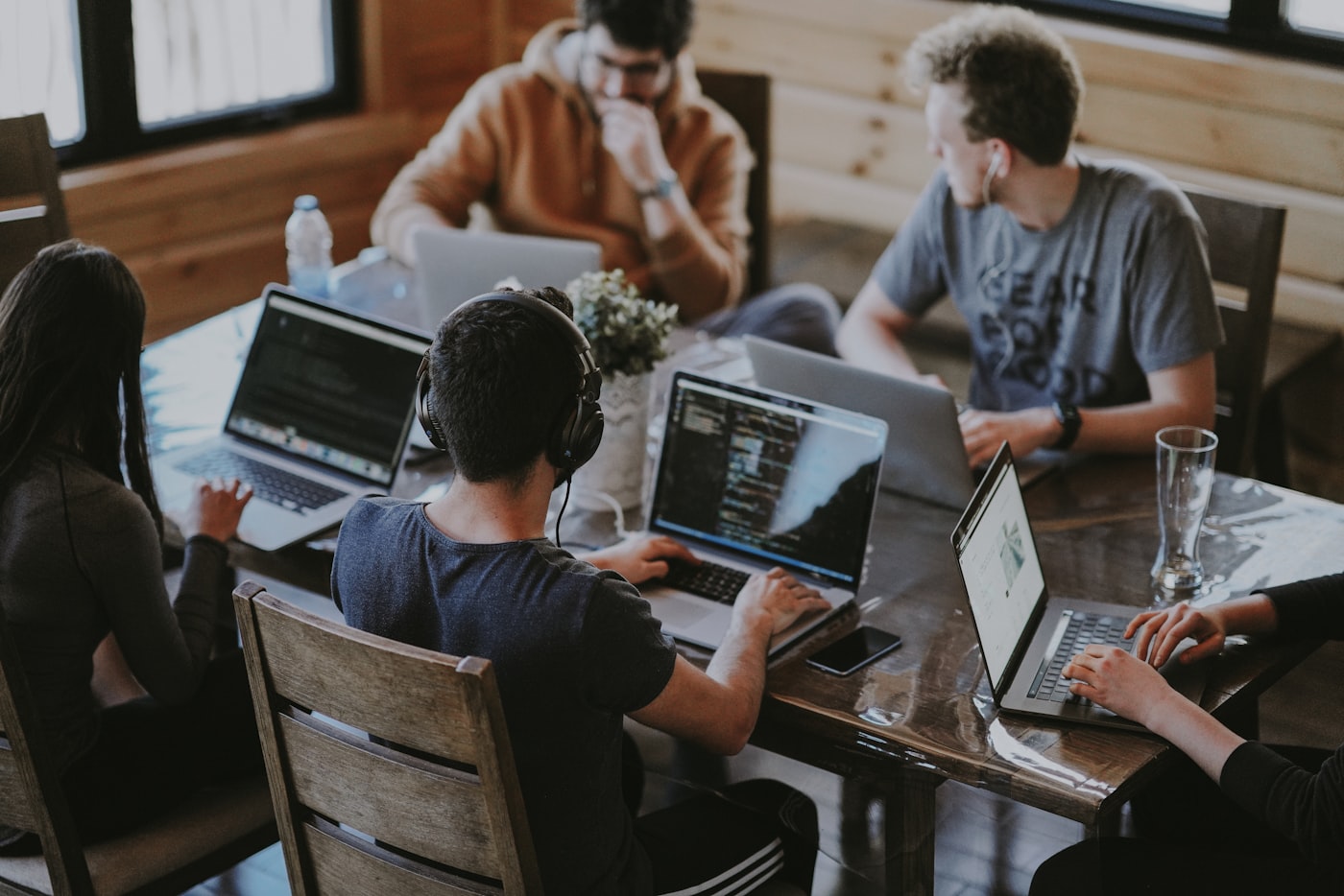 Equipo de desarrollo trabajando en software