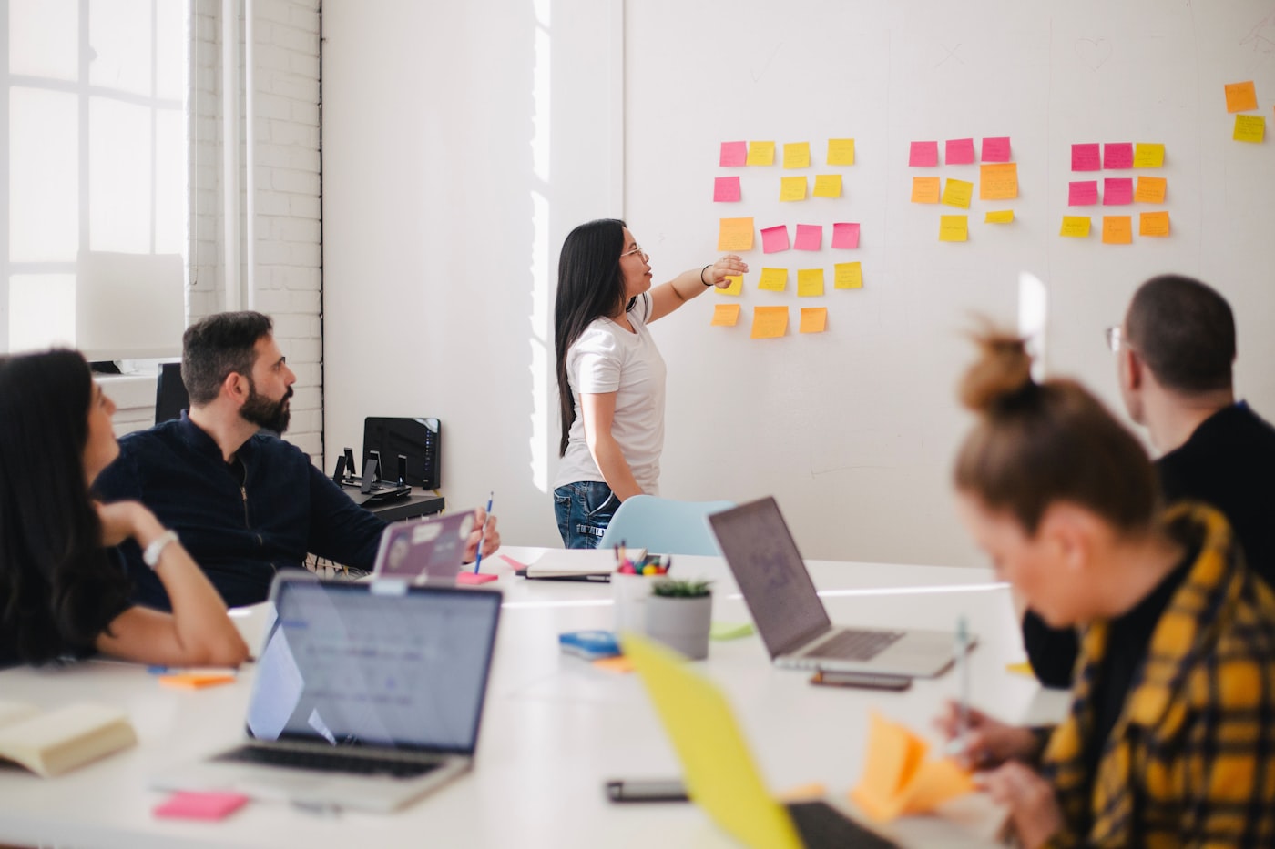 Equipo de proyecto planificando tiempos y entregas